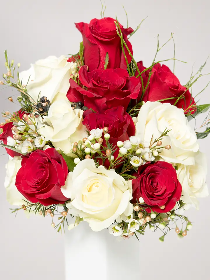 Bouquet rose bianche e rosse close up